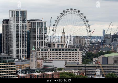 Blick auf die Londoner South Bank Skyline mit dem Londen Eye und Big Ben, eingerahmt von Glashochhäusern Stockfoto