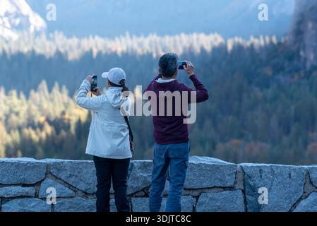 Paare machen Fotos an einem Aussichtspunkt im Yosemite National Park, Kalifornien, USA. Stockfoto