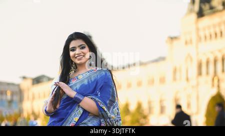 Bangladeschi Frau trägt traditionellen Saree in Moskau, lächelt und blickt in die Kamera Stockfoto