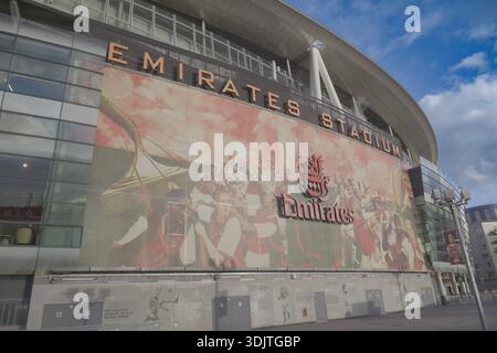 Arsenals Emirates Stadium, London, 2026 Außenansicht, die das beeindruckende moderne Design des Stadions an sonnigem Tag und blauem Himmel 2025 einfängt Stockfoto