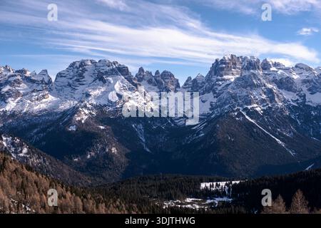 Winterlicher Panoramablick auf die Dolomiten in Norditalien mit schneebedeckten Gipfeln unter blauem Himmel. Stockfoto