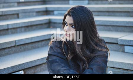 Junge Indianerin posiert auf der Treppe in Moskau Stockfoto
