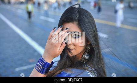 Eine junge Indianerin posiert auf der Moskauer Stadtstraße Stockfoto