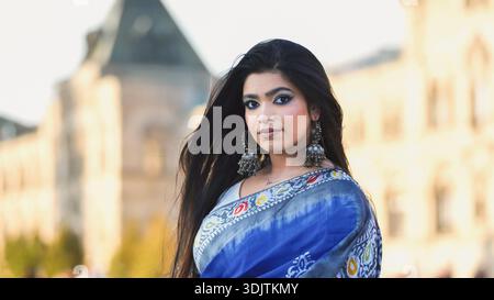 Bangladeschi Frau trägt Saree und Jhumka Ohrringe in Moskau, reist ethnische Mode Stockfoto