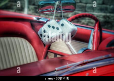 Fuzzy Würfel hängen an einem alten Ford Thunderbird Rückspiegel Stockfoto