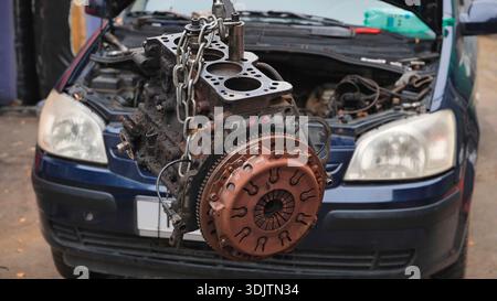 Fahrzeugmotor hängt bei Reparaturarbeiten von der Kette Stockfoto