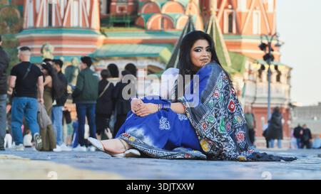 Bangladeschi Frau mit blauem Saree auf dem Roten Platz in Moskau, Russland Stockfoto