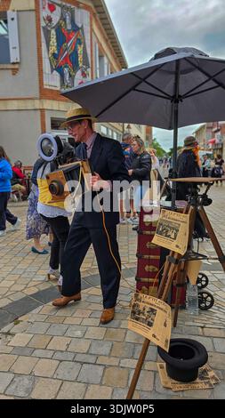 Soulac-sur-Mer, Frankreich - 7. Juni 2025. Street Retro Fotograf beim jährlichen Festival Belle Epoque Soulac 1900 Stockfoto
