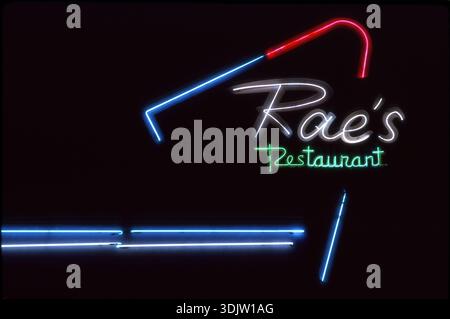 Neonschild leuchtet nachts für Rae's Restaurant, ein Café aus der Mitte des Jahrhunderts in Santa Monica, Kalifornien, USA Stockfoto