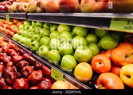 Frische Äpfel im Lebensmittelgeschäft. Auswahl an roten und grünen Früchten im Supermarkt. Gesundes Lebensmitteleinkauf und Einzelhandelskonzept. Stockfoto