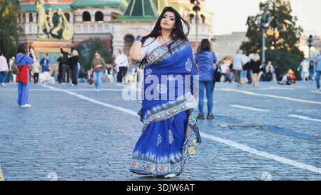 Bangladeschische Frau mit traditionellem Saree auf dem Roten Platz in Moskau Stockfoto