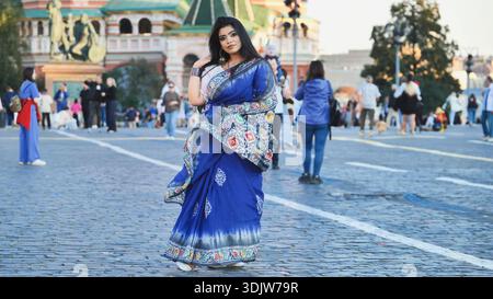Bangladeschische Frau mit traditionellem Saree posiert auf dem Roten Platz in Moskau Stockfoto