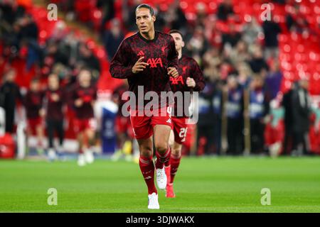 Virgil van Dijk aus Liverpool wärmt sich vor dem 8. Spiel der UEFA Champions League am 28. Januar 2026 in Anfield, Liverpool, Großbritannien (Foto: Jorge Horsted/News Images) auf. Stockfoto