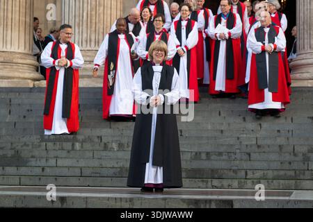 28/01/2026. London, Großbritannien die Rt Revd und Rt Hon Dame Sarah Mullally nehmen an der Abendmahlsfeier für ihre Wahlbestätigung zum 106. Erzbischof von Canterbury in der St Pauls Cathedral teil. Der Dienst, den der gewählte Erzbischof rechtmäßig zum Erzbischof von Canterbury ernannt hat. Bischof Sarah wurde vom College of Canons of Canterbury Cathedral am 25. November 2025 gewählt. Foto: Ray Tang Stockfoto