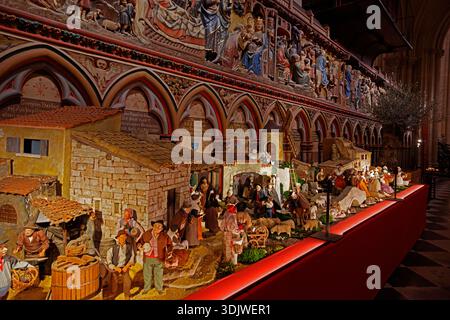 Eine raffinierte Krippe oder Creche de Noel monumentale zu Weihnachten in der Kathedrale Notre Dame in Paris, Frankreich Stockfoto
