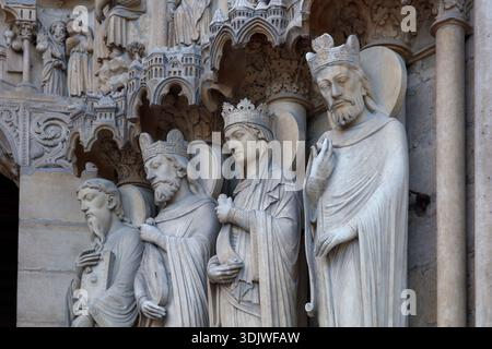 Die 12 Apostel an der Eingangstür der Kathedrale Notre-Dame in Paris, genannt Portal des letzten Gerichts oder Portail du Jugement dernier - Frankreich Stockfoto