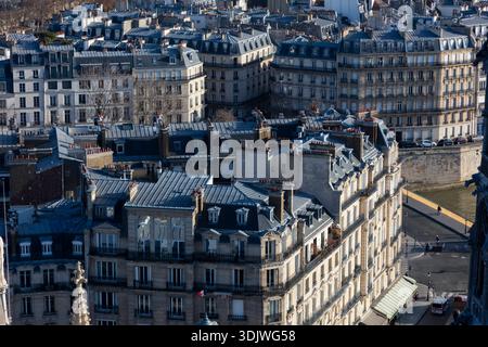 Blick auf Pariser Architektur von der Kathedrale Notre Dame, Türme - Paris, Frankreich Stockfoto