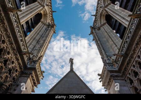 Nord- und Südtürme wie auf der neuen Tour durch die Kathedrale Notre-Dame in Paris, Frankreich Stockfoto