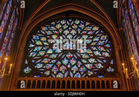 Die gotische Architektur und das rosafarbene Buntglasfenster der Sainte-Chapelle, erbaut zwischen 1242 und 1248 von König Ludwig IX. In Paris, Frankreich Stockfoto