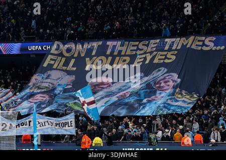 Manchester, Großbritannien. Januar 2026. Manchester City Fans halten ein Banner beim Spiel der UEFA Champions League Manchester City gegen Galatasaray im Etihad Stadium in Manchester. Der Bildnachweis sollte lauten: Andrew Yates/Sportimage Credit: Sportimage Ltd/Alamy Live News Stockfoto