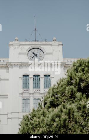 Strand Lido di Venezia in der Nähe von Venedig, Italien, sandige Adriaküste mit Sonnenschirmen und Sommerferienatmosphäre. Stockfoto