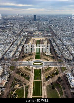 Vogelperspektive von der Spitze des Eiffelturms auf dem Champ de Mars in der Nähe der seine - Paris, Frankreich Stockfoto