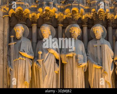 4 oder die 12 Apostel als geschnitzte Statuen in der Kathedrale Notre-Dame am Portal des Jüngsten Gerichts o - Paris, Frankreich Stockfoto