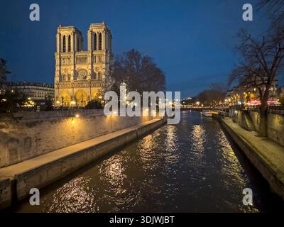 Nachtaufnahme der Kathedrale Notre-Dame und der seine - Paris, Frankreich Stockfoto