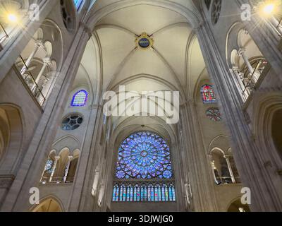 Das berühmte Nordrosenfenster in der Kathedrale Notre-Dame in Paris, Frankreich Stockfoto