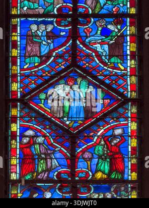 Details der Buntglasfenster von Sainte-Chapelle wurden im 13. Jahrhundert von König Ludwig IX. In Paris fertiggestellt Stockfoto