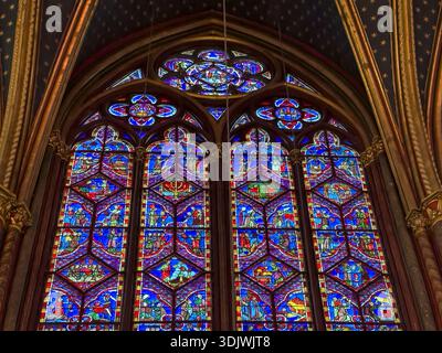 Die Buntglasfenster der Sainte-Chapelle wurden im 13. Jahrhundert von König Ludwig IX. In Paris fertiggestellt Stockfoto