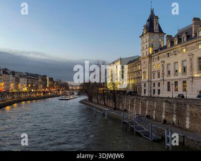 Der Justizpalast und die seine mit einem Boot am späten Nachmittag - Paris, Frankreich Stockfoto