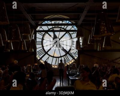 Musée d'Orsay Uhr mit Blick auf Paris, Frankreich Stockfoto