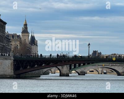 Die seine und die Brücke Pont au Change mit der Tour de l'Horloge im Hintergrund - Paris, Frankreich Stockfoto