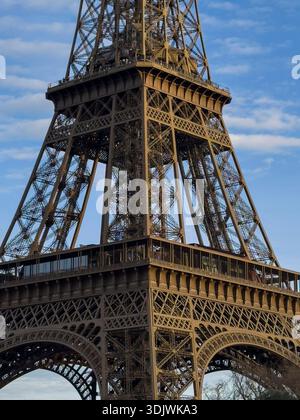 Detail der geometrischen Metallstruktur des Eiffelturms - Paris, Frankreich Stockfoto