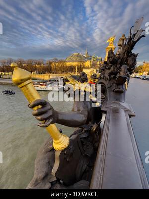 Nymphen der Reliefskulptur Neva von der berühmten Alexander III Brücke - Paris, Frankreich Stockfoto
