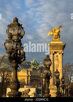 Brücke Pont Alexandre III in Paris, mit Blick auf den Grand Palais im Hintergrund - Frankreich Stockfoto