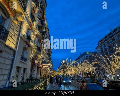 Weihnachtsbeleuchtung auf der Avenue Montaigne, berühmt für ihre schicken Geschäfte - Paris, Frankreich Stockfoto