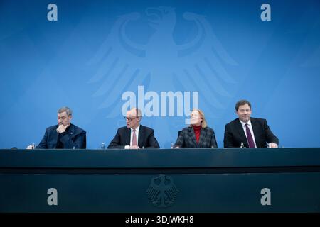 Pressestatement, Koalitionsausschuss Pressestatement, Ergebnisse Koalitionsausschuss, Bundeskanzler, Parteivorsitzender, CDU, Friedrich Merz, Vizekanzler, Finanzminister, SPD, Lars Klingbeil, Ministerpräsident, Bayern, CSU, Markus Söder, Bundesministerin für Arbeit und Soziales, Parteivorsitzende, Bärbel Bas Berlin Berlin GER *** Pressemitteilung, Koalitionsausschuss Pressemitteilung, Ergebniskoalitionsausschuss, Bundeskanzler, Parteivorsitzender, CDU, Friedrich Merz, Vizekanzler, Finanzminister, SPD, Lars Klingbeil, Premierminister Bayern, CSU, Markus Söder, Bundesminister für Arbeit an Stockfoto