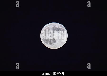 Vollmond bei Nacht mit detaillierter Oberflächenstruktur vor schwarzem Himmel Stockfoto