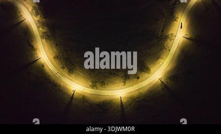 Aerial Walking Path at Night im Lone Mountain Park Las Vegas Illuminated Curving Trail Stockfoto