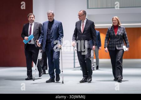Pressestatement, Koalitionsausschuss Pressestatement, Ergebnisse Koalitionsausschuss, Bundeskanzler, Parteivorsitzender, CDU, Friedrich Merz, Vizekanzler, Finanzminister, SPD, Lars Klingbeil, Ministerpräsident, Bayern, CSU, Markus Söder, Bundesministerin für Arbeit und Soziales, Parteivorsitzende, Bärbel Bas Berlin Berlin GER *** Pressemitteilung, Koalitionsausschuss Pressemitteilung, Ergebniskoalitionsausschuss, Bundeskanzler, Parteivorsitzender, CDU, Friedrich Merz, Vizekanzler, Finanzminister, SPD, Lars Klingbeil, Premierminister Bayern, CSU, Markus Söder, Bundesminister für Arbeit an Stockfoto