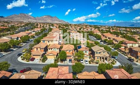 Luftfahrt In Las Vegas Wohngegend Mit Bergkulisse Und Blue Sky Stockfoto