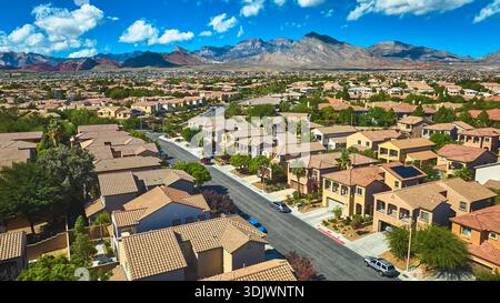 Las Vegas Wohngegend Mit Red Rock Mountain Und Blue Sky Aus Der Luft Stockfoto