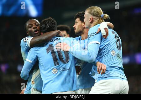 Manchester, Großbritannien. Januar 2026. Rayan Cherki aus Manchester City erzielt ein TOR 2-0 und feiert mit Jeremy Doku aus Manchester City und Erlin Haaland beim Spiel Manchester City gegen Galatasaray S.K. UEFA Champions League MD8 im Etihad Stadium, Manchester, England am 28. Januar 2026 Credit: Luke Williams/Every Second Media Credit: Every Second Media/Alamy Live News Stockfoto