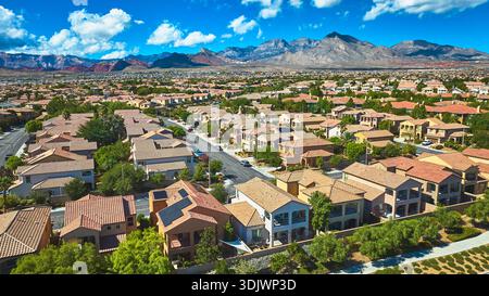 Luftlinie Las Vegas Nevada Wohnviertel Mit Blick Auf Die Red Rock Mountains Stockfoto