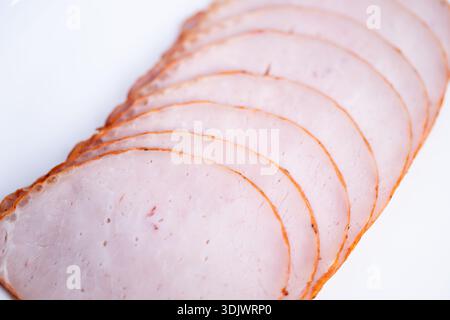 Legere, rustikale Grasflächen für Treffen im Freien. Entspanntes Picknick-Arrangement mit Schinkenscheiben und Wurstwaren für legere dini im Freien Stockfoto