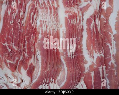 Geräucherter Schweinebeck für herzhafte Küche und herzhafte Gerichte. Zum Grillen, Backen und Braten. Nahaufnahme. Kopierraum. Stockfoto