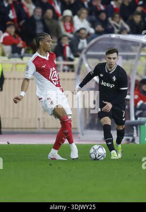 Monaco, Fürstentum Monaco. Januar 2026. Thilo Kehrer von AS Monaco und Francisco Conceicao von Juventus FC während des Fußballspiels der UEFA Champions League 2025/26 zwischen AS Monaco und Juventus FC am 28. Januar 2026 im Stade Louis II, Monaco, Foto Nderim KACELI Credit: Independent Photo Agency/Alamy Live News Stockfoto