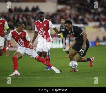 Monaco, Fürstentum Monaco. Januar 2026. Lois Openda von Juventus FC und Thilo Kehrer von AS Monacowährend des Fußballspiels der UEFA Champions League 2025/26 zwischen AS Monaco und Juventus FC am 28. Januar 2026 im Stade Louis II, Monaco, Foto Nderim KACELI Credit: Independent Photo Agency/Alamy Live News Stockfoto